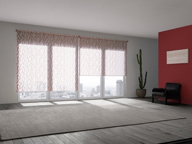 Průsvitná červená interiérová látková roleta v obýváku