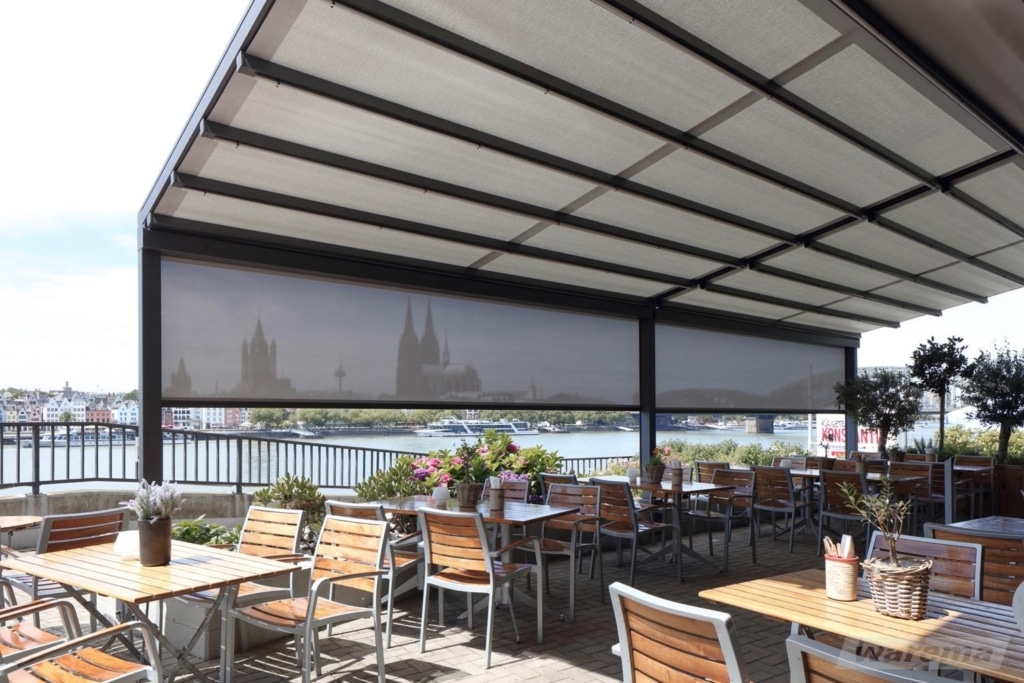 Pergolová markýza pro venkovní zahrádku restaurace