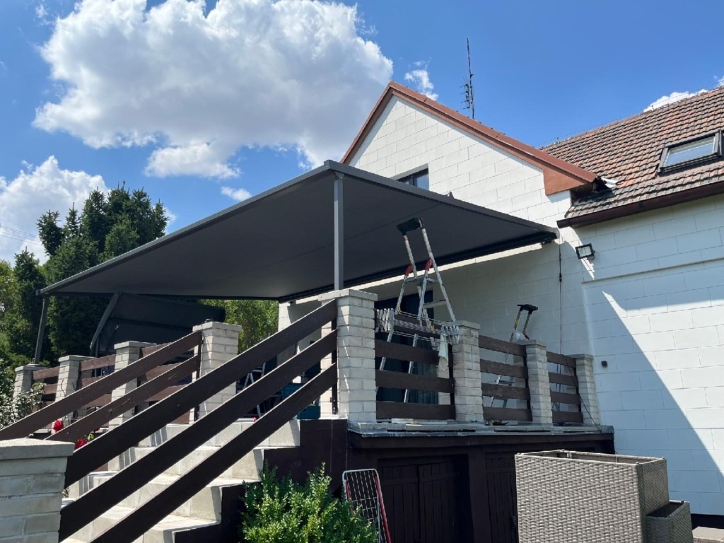 Pergolová markýza pro zastínění velké terasy rodinného domu