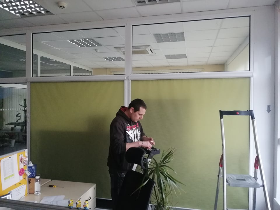 Montáž zatemňovací rolety nalepením na rám okna